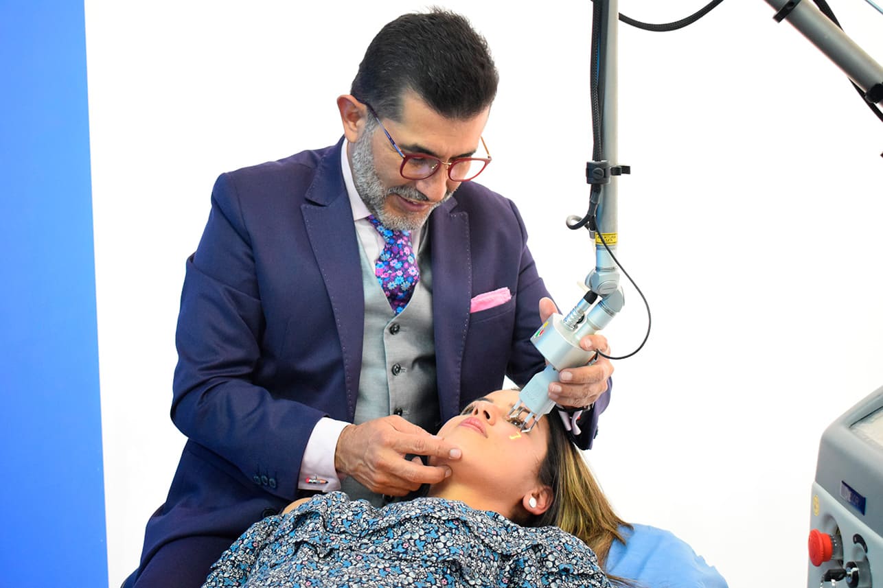 Médico de la clínica realizando un tratamiento láser facial